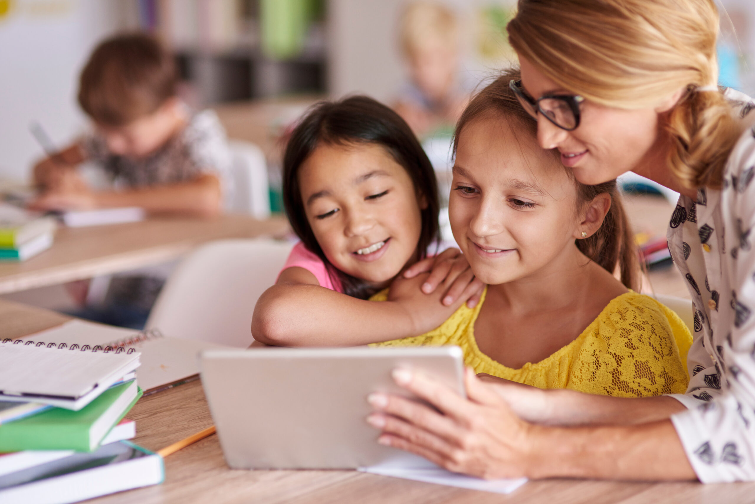 Teacher Mobility in Action: Stories from the Field 1 Teacher helping pupils with digital tablet